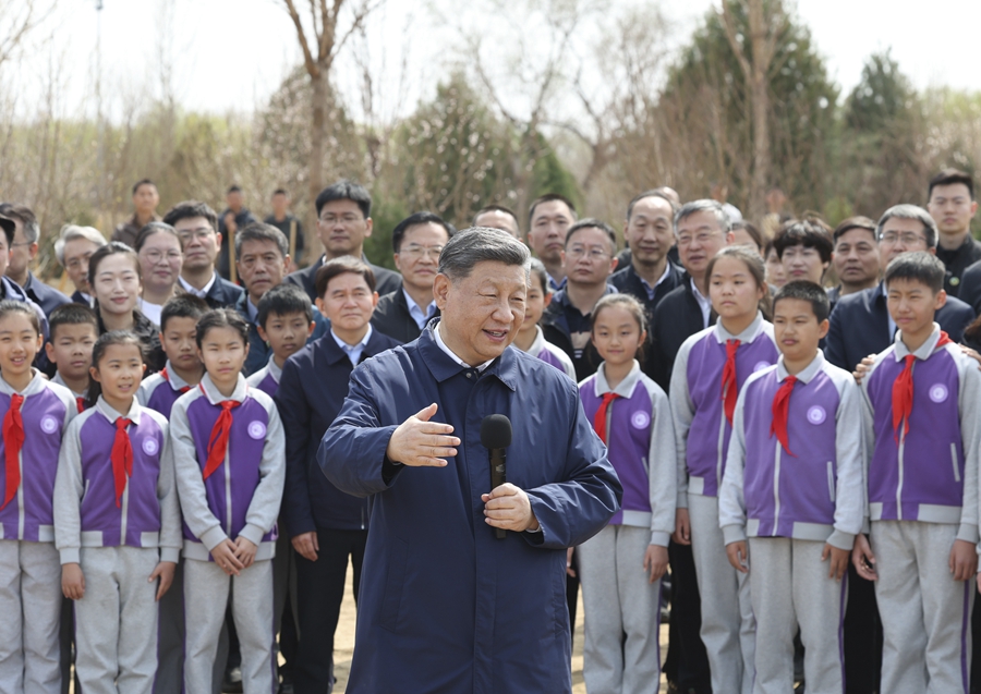 习近平在参加首都义务植树活动时强调 为山川大地增...