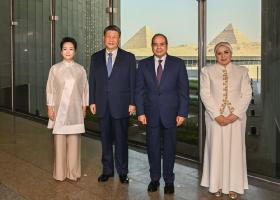 习近平和彭丽媛同埃及总统塞西夫妇共同参观大埃及博...